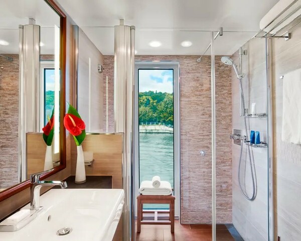 Viking Sjofn - Explorer Suite 5.jpg